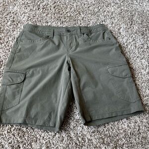 Kuhl women’s Cargo Shorts in Olive green burmuda sz 8